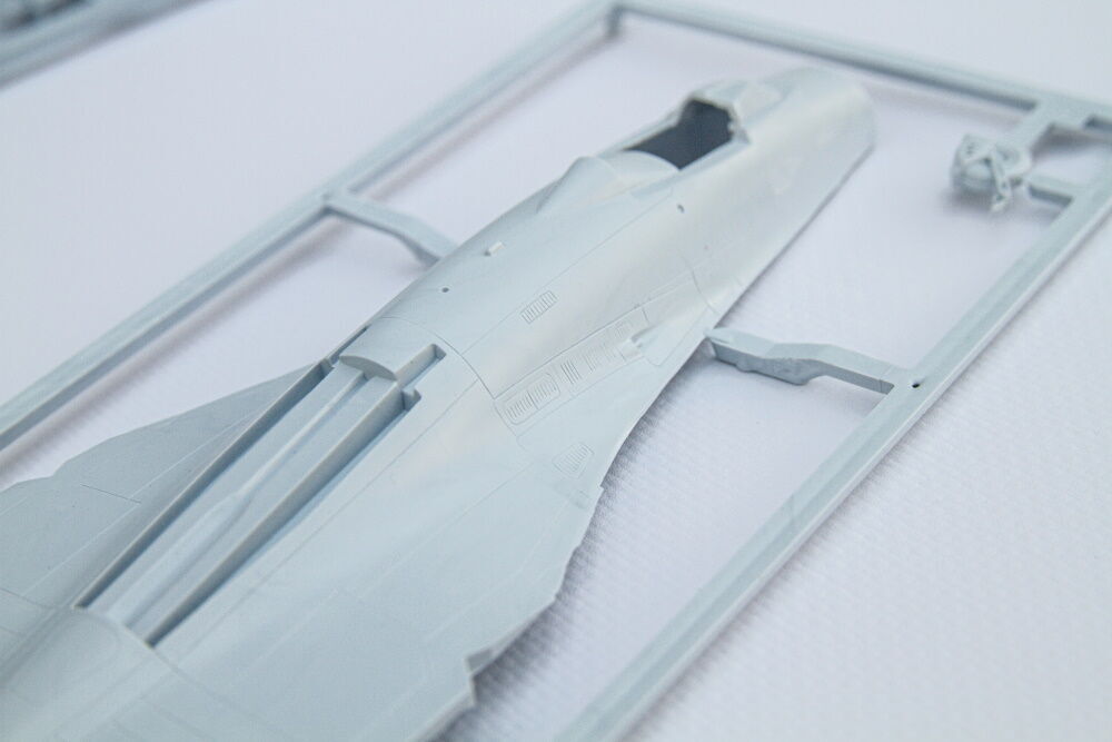 Heller Starter Kit SU-27 UB/P Ukraine maquette avion 1/72 complète